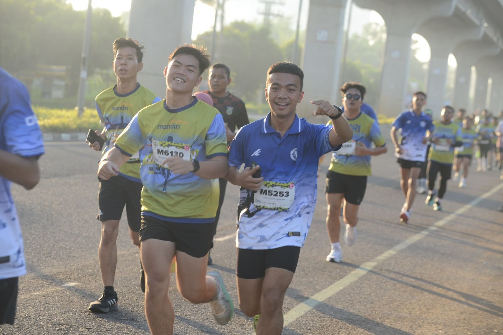 Peserta berlari dalam event Musi Run
